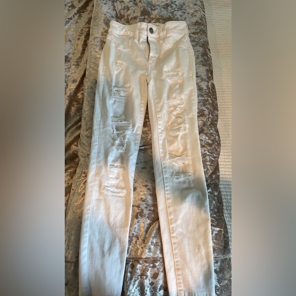 Women’s ripped white jeans